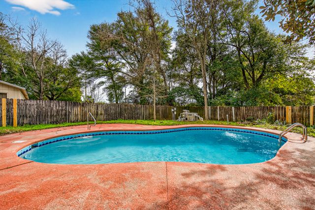 16 NW Cinderella Lane, Fort Walton Beach, FL 32547