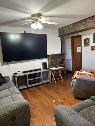 425 NW Walker Street, Gentry, AR 72734