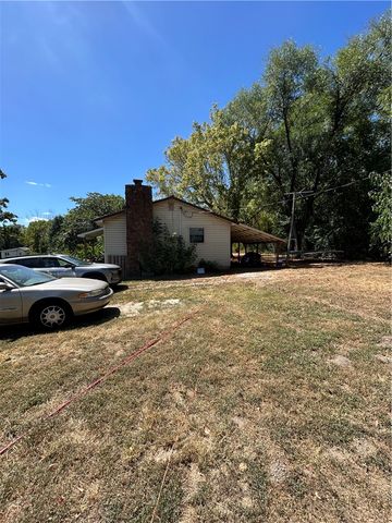425 NW Walker Street, Gentry, AR 72734