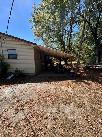 425 NW Walker Street, Gentry, AR 72734