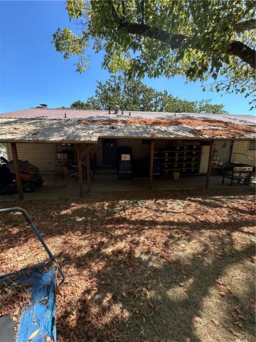 425 NW Walker Street, Gentry, AR 72734