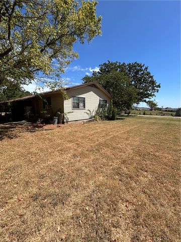 425 NW Walker Street, Gentry, AR 72734
