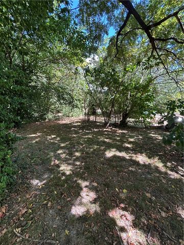 425 NW Walker Street, Gentry, AR 72734
