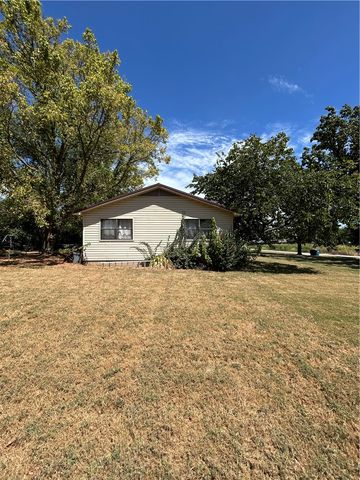 425 NW Walker Street, Gentry, AR 72734