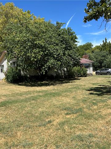 425 NW Walker Street, Gentry, AR 72734