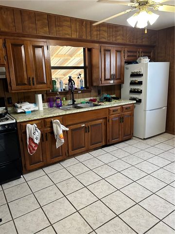425 NW Walker Street, Gentry, AR 72734