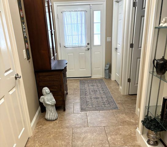 1716 Stone Gate Circle, Davenport, IA 52807