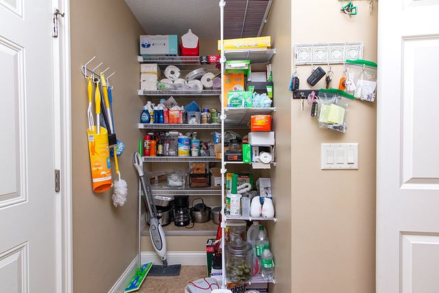 1716 Stone Gate Circle, Davenport, IA 52807