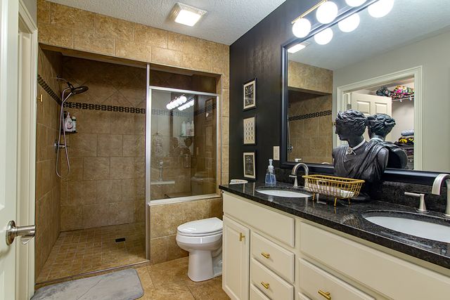 1716 Stone Gate Circle, Davenport, IA 52807