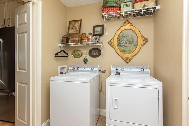 1716 Stone Gate Circle, Davenport, IA 52807