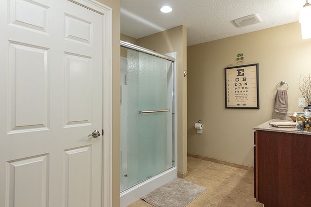 1716 Stone Gate Circle, Davenport, IA 52807