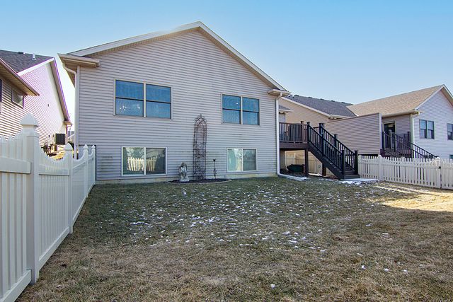 1716 Stone Gate Circle, Davenport, IA 52807