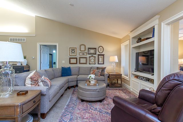 1716 Stone Gate Circle, Davenport, IA 52807