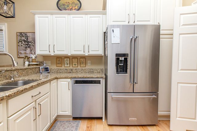 1716 Stone Gate Circle, Davenport, IA 52807