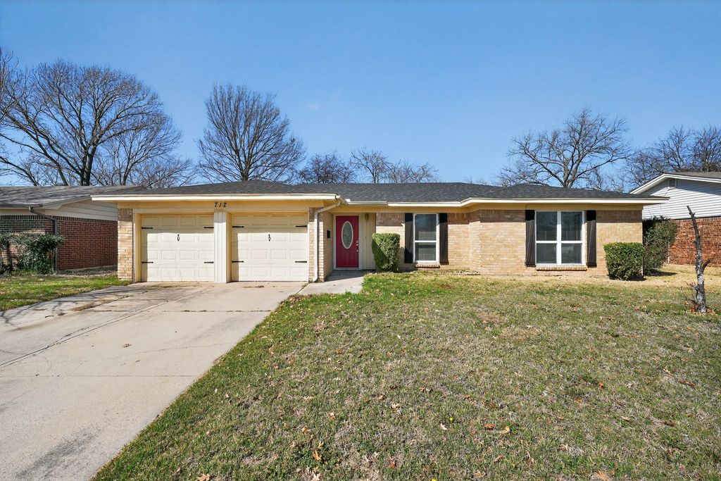 712 Sue Ann Lane, Burleson, TX 76028