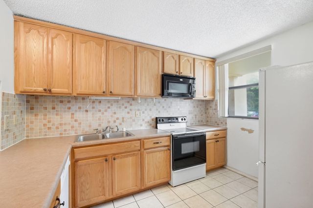 8425 Forest Hills Drive 205, Coral Springs, FL 33065
