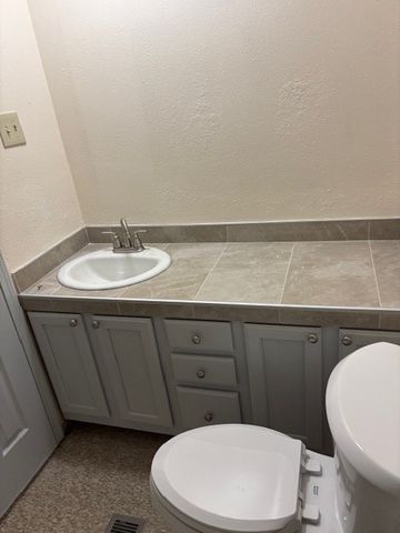 306 S 15th Avenue W, Newton, IA 50208