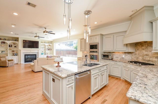 4625 Maple Street, Bellaire, TX 77401