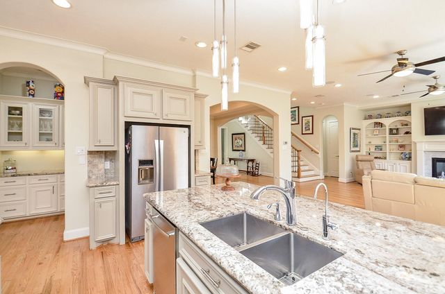 4625 Maple Street, Bellaire, TX 77401