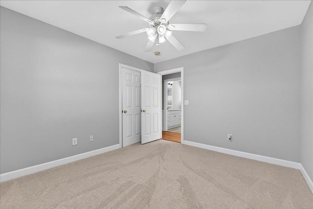 Image 12 of property listing at 5810 Chaucer Drive, Hanahan, SC 29410