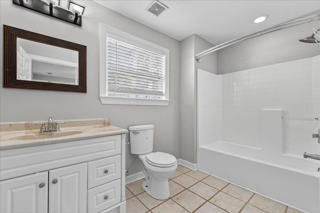 Image 16 of property listing at 5810 Chaucer Drive, Hanahan, SC 29410