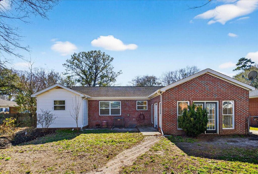 Image 18 of property listing at 5810 Chaucer Drive, Hanahan, SC 29410