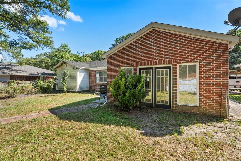 Image 19 of property listing at 5810 Chaucer Drive, Hanahan, SC 29410