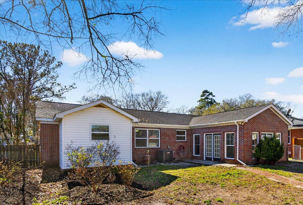 Image 20 of property listing at 5810 Chaucer Drive, Hanahan, SC 29410