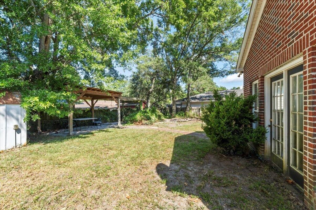 Image 21 of property listing at 5810 Chaucer Drive, Hanahan, SC 29410