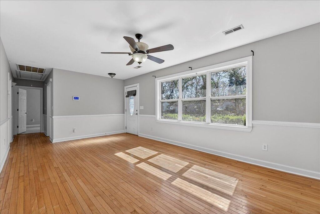 Image 4 of property listing at 5810 Chaucer Drive, Hanahan, SC 29410