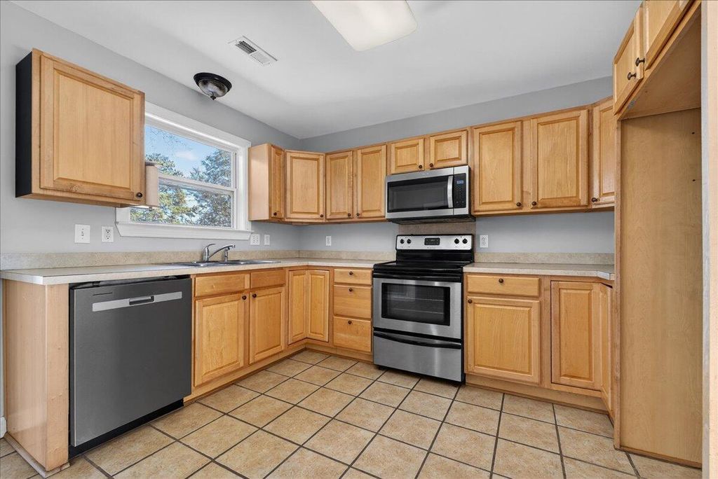 Image 5 of property listing at 5810 Chaucer Drive, Hanahan, SC 29410