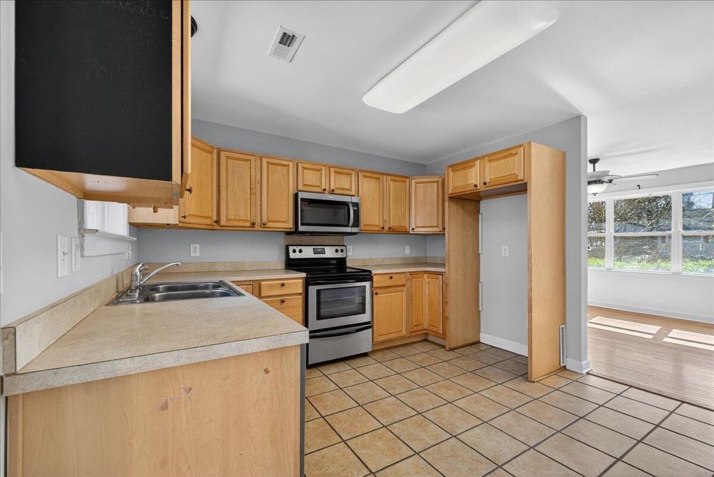 Image 6 of property listing at 5810 Chaucer Drive, Hanahan, SC 29410