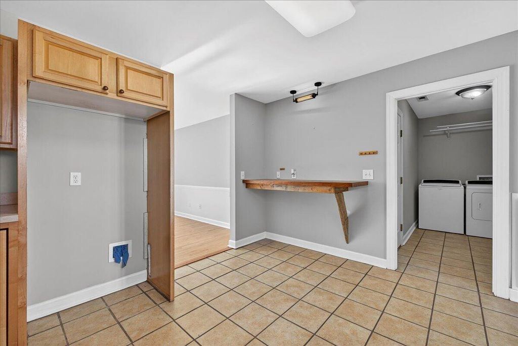 Image 7 of property listing at 5810 Chaucer Drive, Hanahan, SC 29410