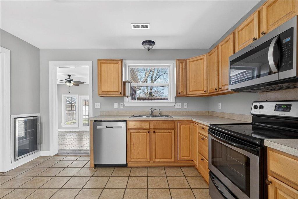 Image 8 of property listing at 5810 Chaucer Drive, Hanahan, SC 29410