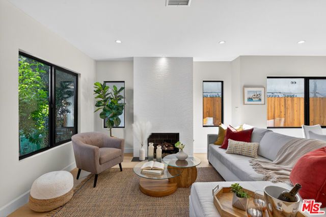 2931 S Bronson Avenue, Los Angeles, CA 90018