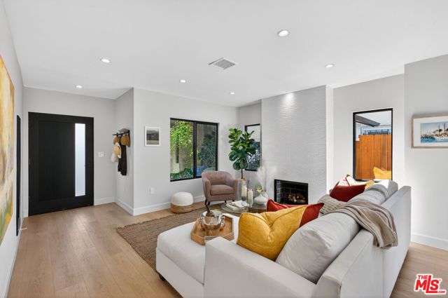 2931 S Bronson Avenue, Los Angeles, CA 90018