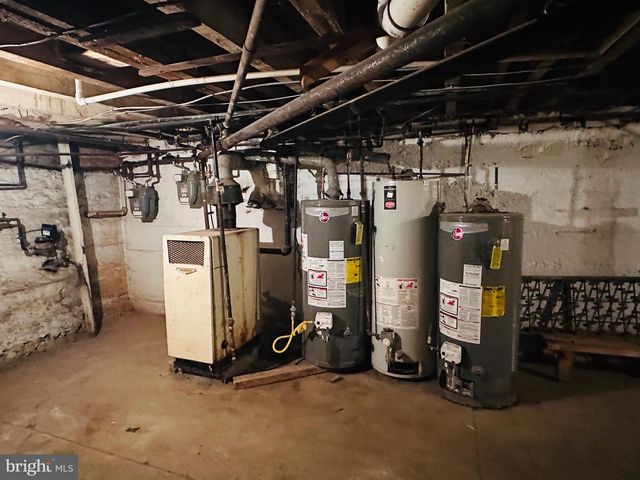 1555 S NEWKIRK ST, Philadelphia, PA 19146