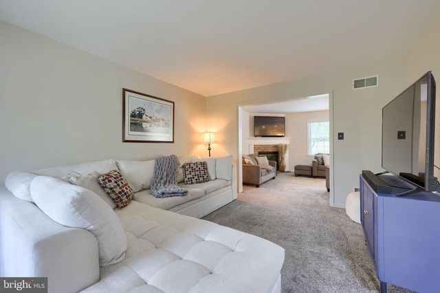2462 CARRIAGE DR, Lancaster, PA 17601