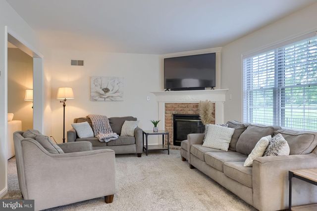 2462 CARRIAGE DR, Lancaster, PA 17601