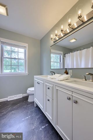 2462 CARRIAGE DR, Lancaster, PA 17601