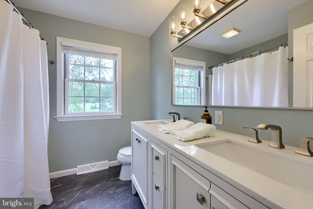 2462 CARRIAGE DR, Lancaster, PA 17601