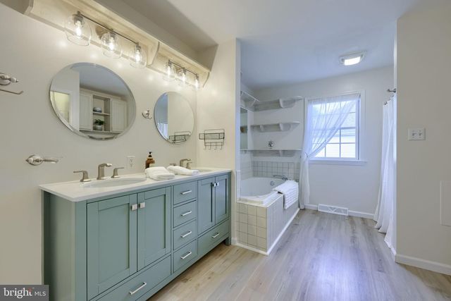 2462 CARRIAGE DR, Lancaster, PA 17601