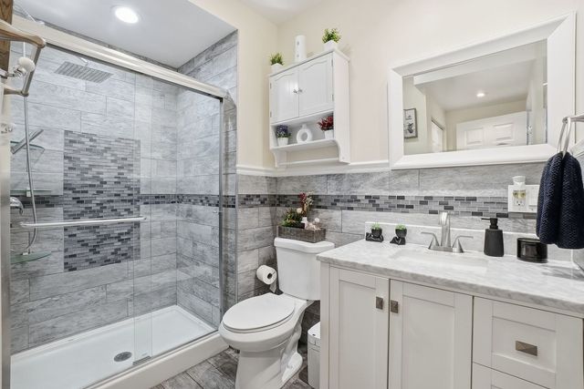 1942 W Fargo Avenue, Chicago, IL 60645