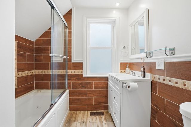 1942 W Fargo Avenue, Chicago, IL 60645