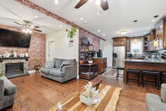 1942 W Fargo Avenue, Chicago, IL 60645