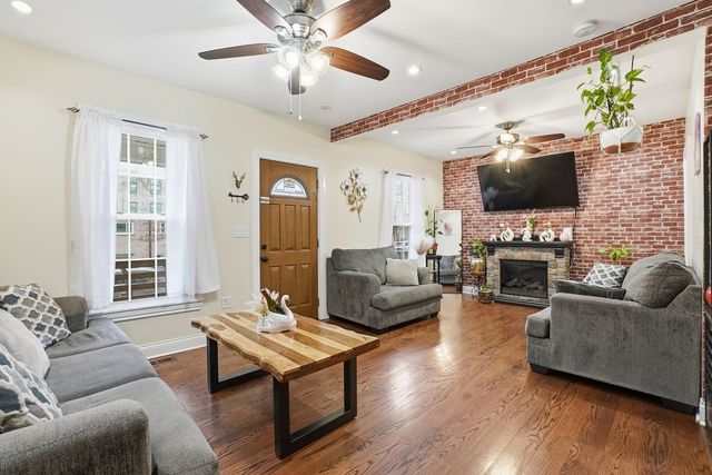 1942 W Fargo Avenue, Chicago, IL 60645