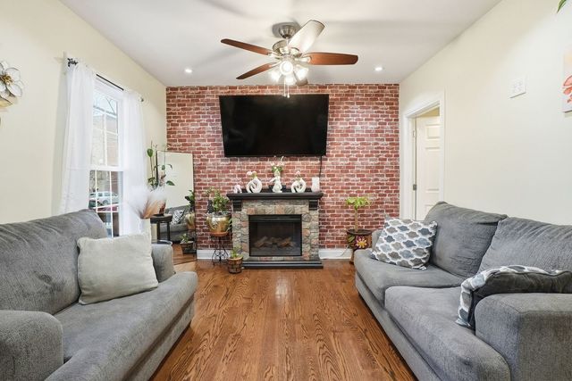 1942 W Fargo Avenue, Chicago, IL 60645