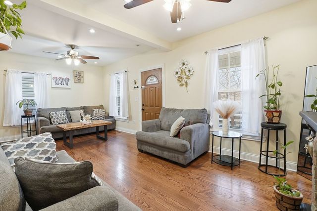 1942 W Fargo Avenue, Chicago, IL 60645