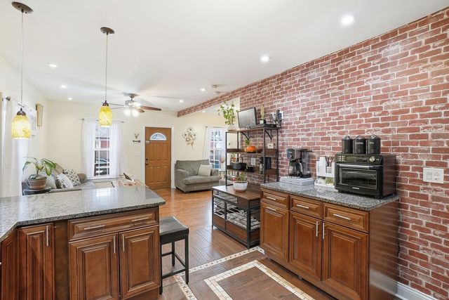 1942 W Fargo Avenue, Chicago, IL 60645