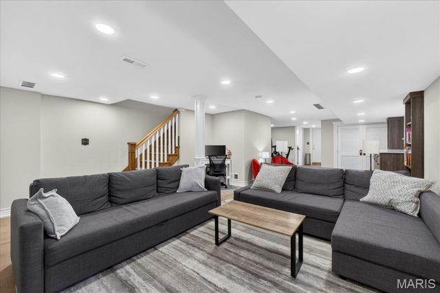 424 Oakley Drive, St Louis, MO 63105
